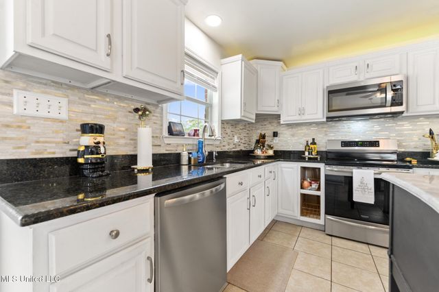 5236 N Shore Circle, Moss Point, MS 39563