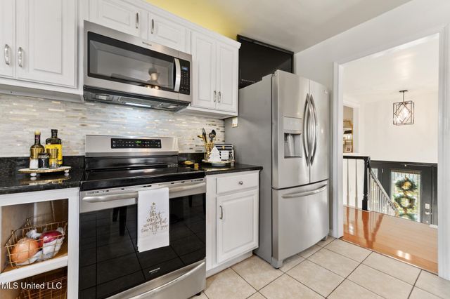 5236 N Shore Circle, Moss Point, MS 39563