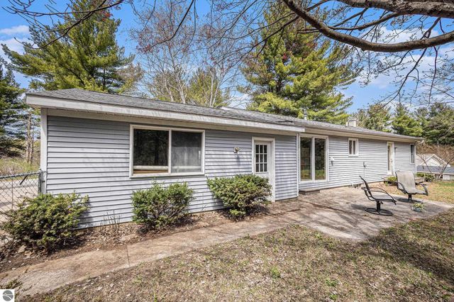 2514 N West Silver Lake Road, Traverse City, MI 49685