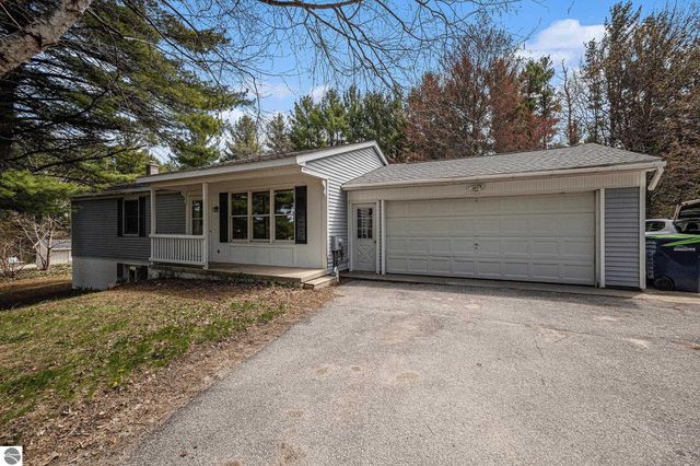 2514 N West Silver Lake Road, Traverse City, MI 49685