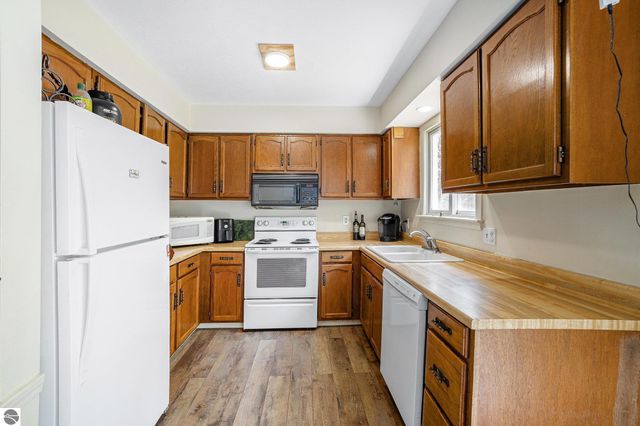 2514 N West Silver Lake Road, Traverse City, MI 49685