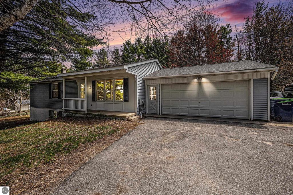 2514 N West Silver Lake Road, Traverse City, MI 49685