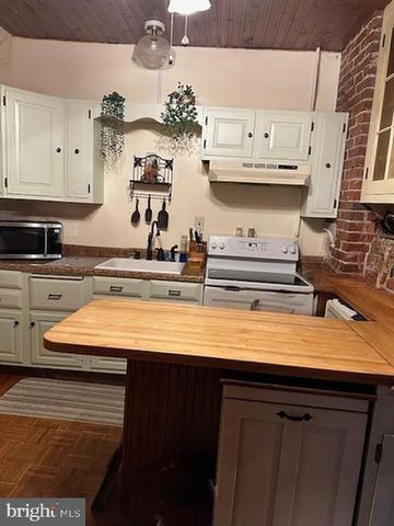 3017 MAIN ST, Green Lane, PA 18054