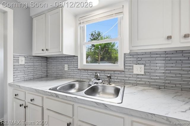 6816 Mansfield Street, Garden City, MI 48135
