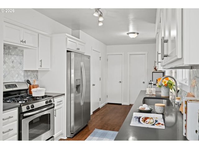 13070 Sw EDGEWOOD St, Portland, OR 97225
