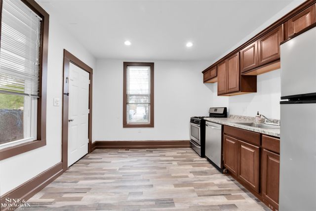 1083 Lakepointe Street, Grosse Pointe Park, MI 48230