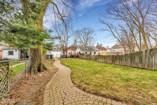 1083 Lakepointe Street, Grosse Pointe Park, MI 48230