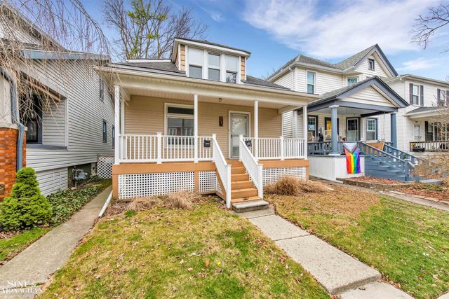 1083 Lakepointe Street, Grosse Pointe Park, MI 48230