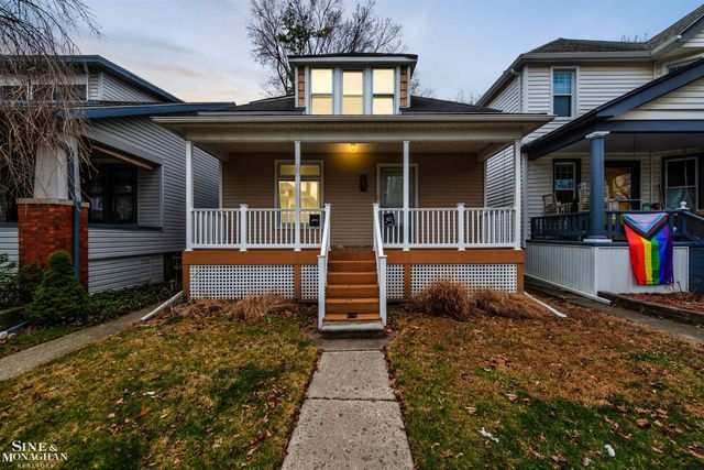 1083 Lakepointe Street, Grosse Pointe Park, MI 48230