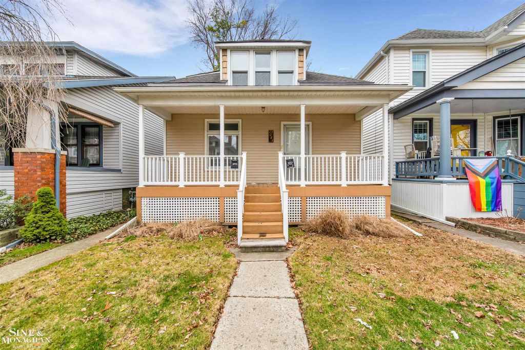 1083 Lakepointe Street, Grosse Pointe Park, MI 48230