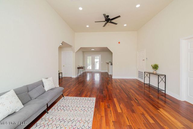 316 Bayview Street, Pass Christian, MS 39571