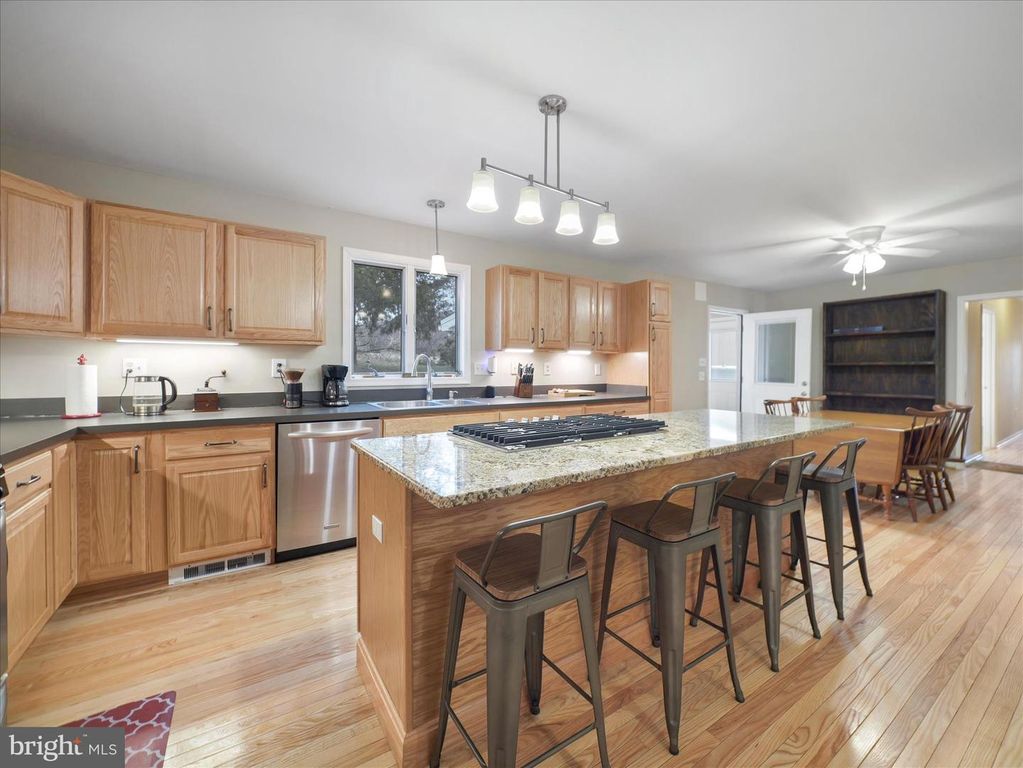 Image 8 of property listing at 17224-B SABILLASVILLE RD, Sabillasville, MD 21780