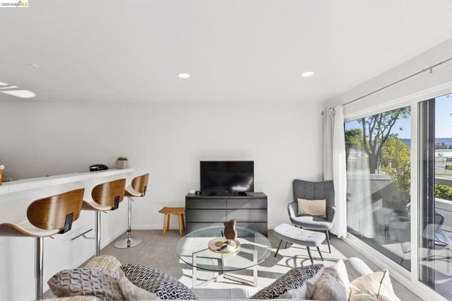 5 Embarcadero 129, Oakland, CA 94607