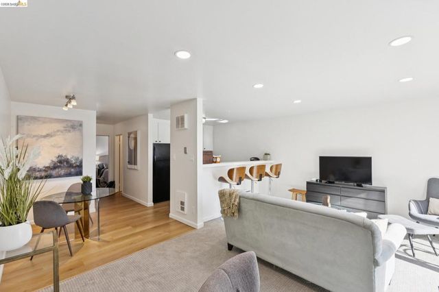 5 Embarcadero 129, Oakland, CA 94607