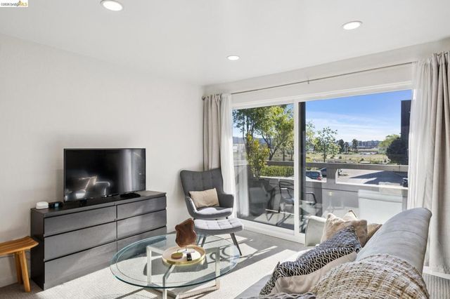 5 Embarcadero 129, Oakland, CA 94607