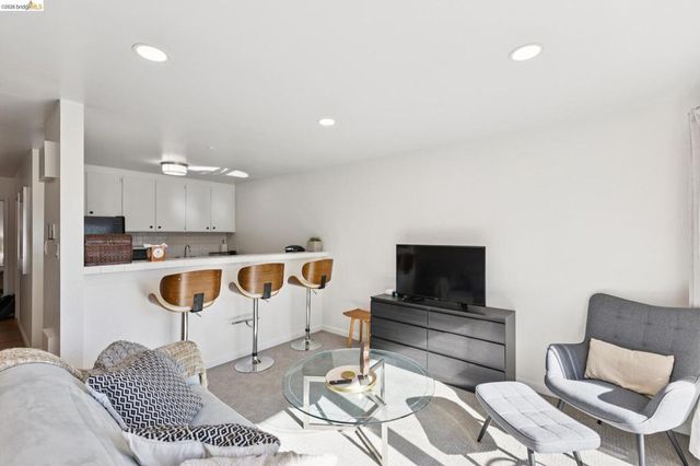 5 Embarcadero 129, Oakland, CA 94607