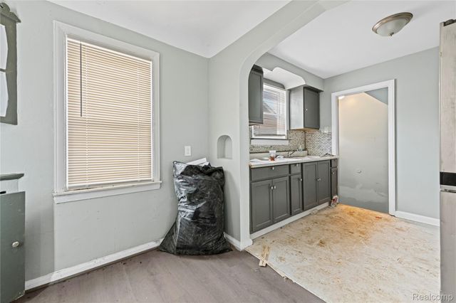 20508 Kenosha Street, Harper Woods, MI 48225