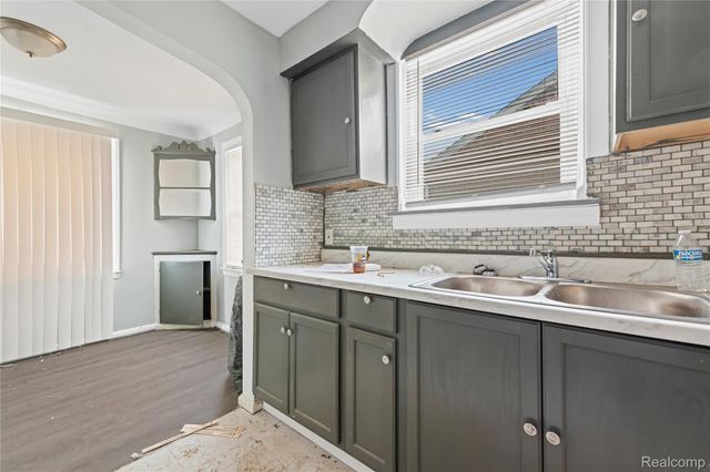 20508 Kenosha Street, Harper Woods, MI 48225