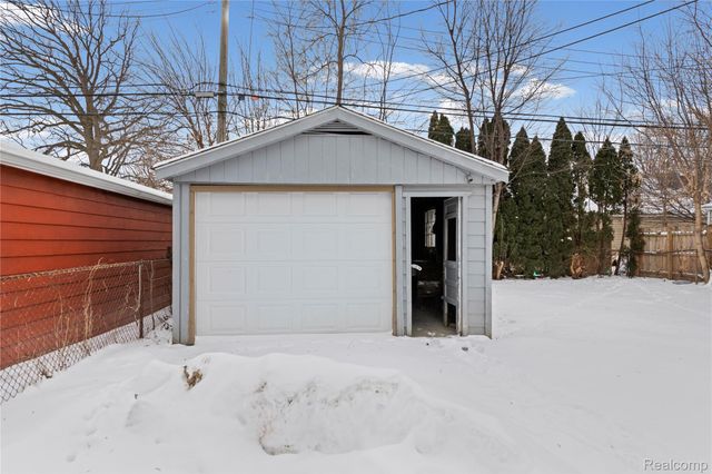 20508 Kenosha Street, Harper Woods, MI 48225