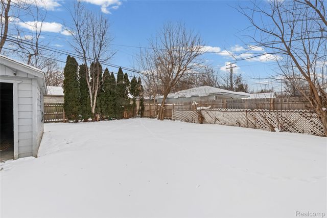 20508 Kenosha Street, Harper Woods, MI 48225