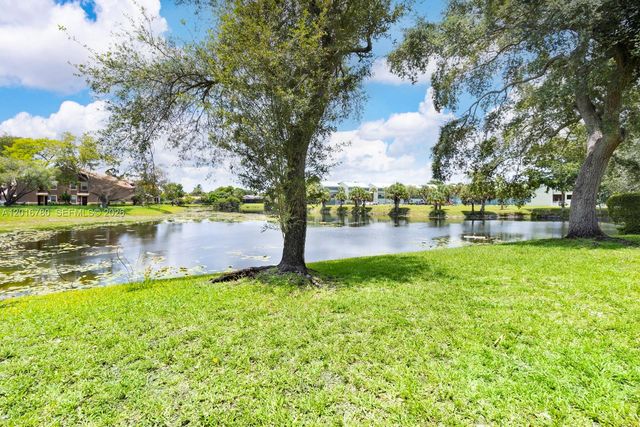9000 NW 28th Dr 1-304, Coral Springs, FL 33065