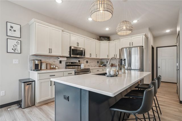 1389 Cardinal Drive, Fairfax, IA 52228