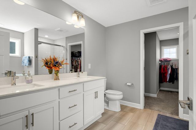 870 Spancil Hill Drive, Woodbury, MN 55129