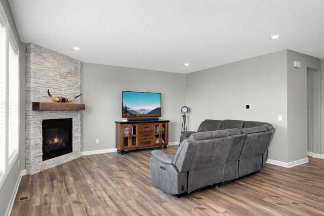 870 Spancil Hill Drive, Woodbury, MN 55129