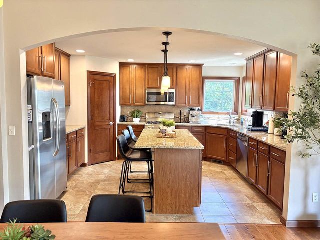 2701 E GLENHURST LANE, Appleton, WI 54913