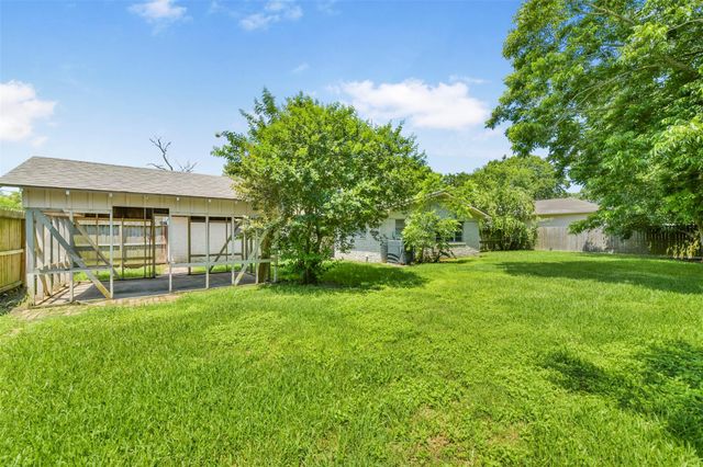 4725 9th Street A, Bacliff, TX 77518