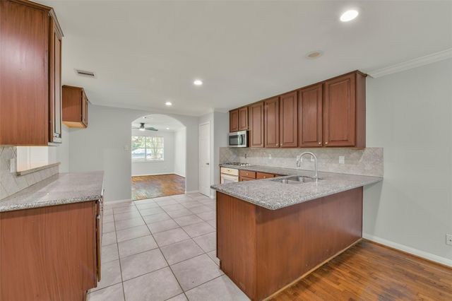 4725 9th Street A, Bacliff, TX 77518