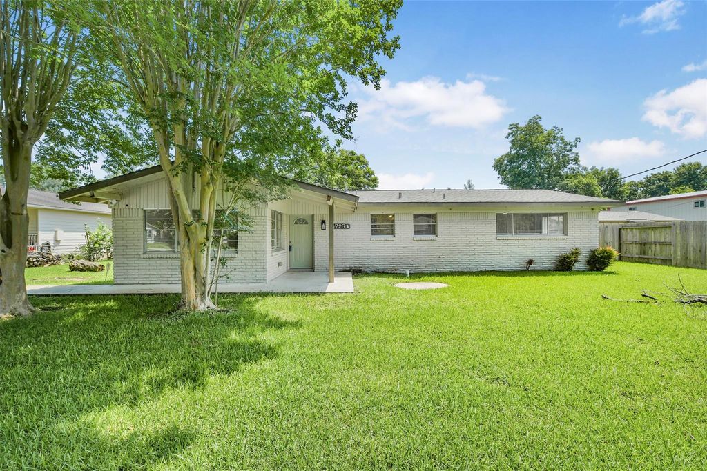 4725 9th Street A, Bacliff, TX 77518