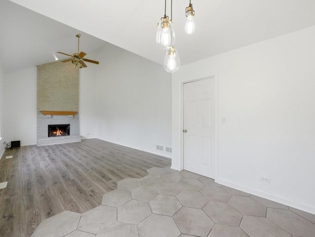 225 Parkside Lane, Oswego, IL 60543