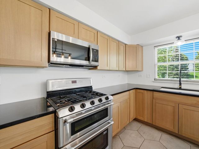 225 Parkside Lane, Oswego, IL 60543