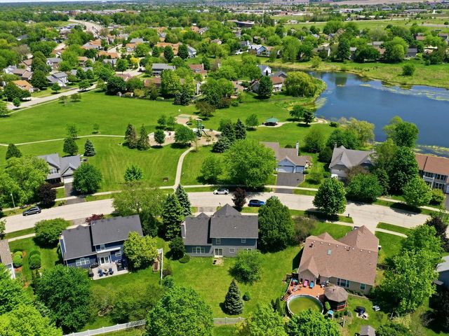 225 Parkside Lane, Oswego, IL 60543