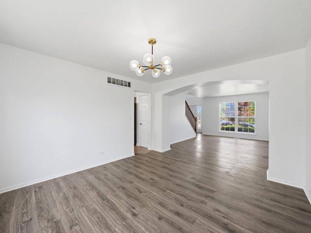 Image 12 of property listing at 225 Parkside Lane, Oswego, IL 60543