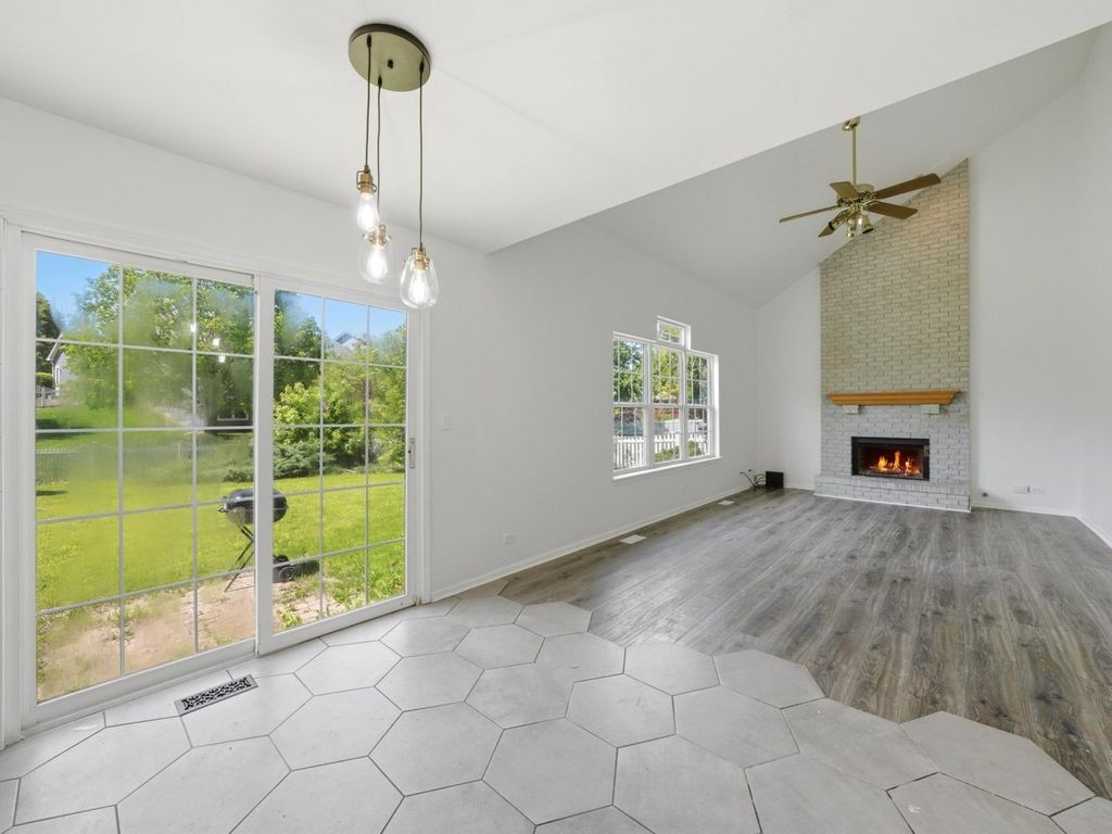 Image 14 of property listing at 225 Parkside Lane, Oswego, IL 60543