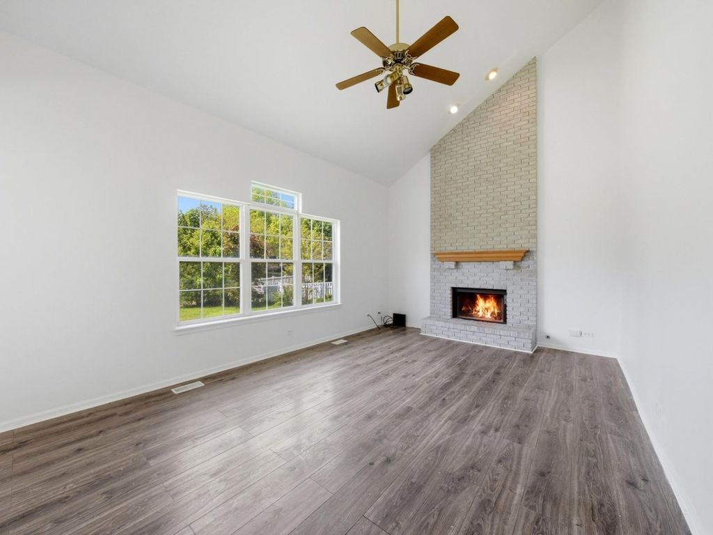 Image 15 of property listing at 225 Parkside Lane, Oswego, IL 60543