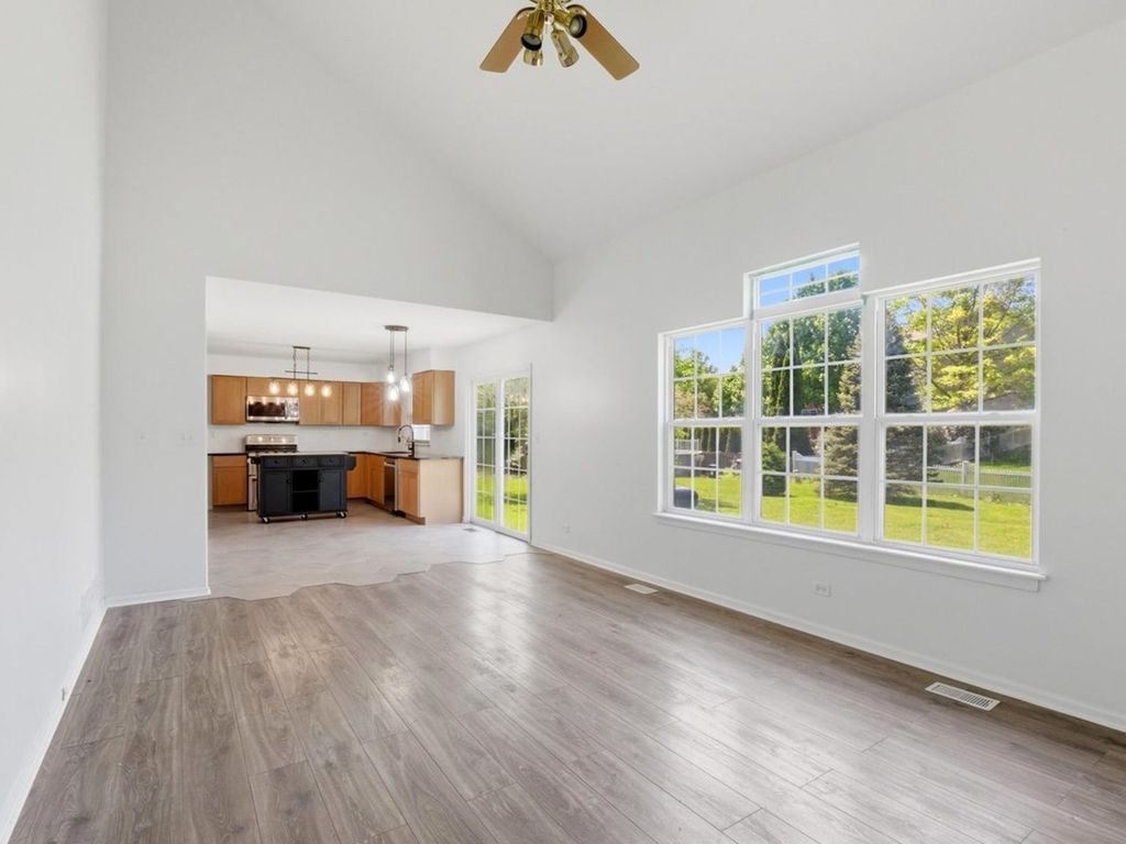 Image 16 of property listing at 225 Parkside Lane, Oswego, IL 60543