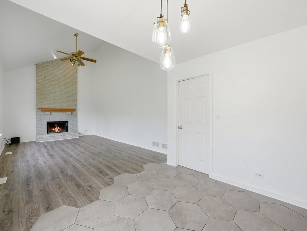 Image 17 of property listing at 225 Parkside Lane, Oswego, IL 60543