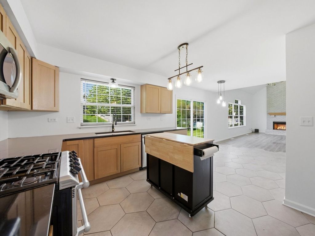Image 18 of property listing at 225 Parkside Lane, Oswego, IL 60543