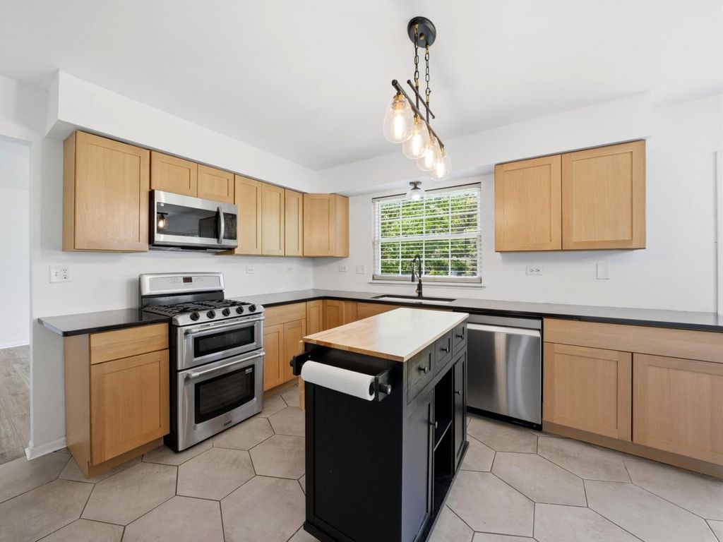 Image 19 of property listing at 225 Parkside Lane, Oswego, IL 60543