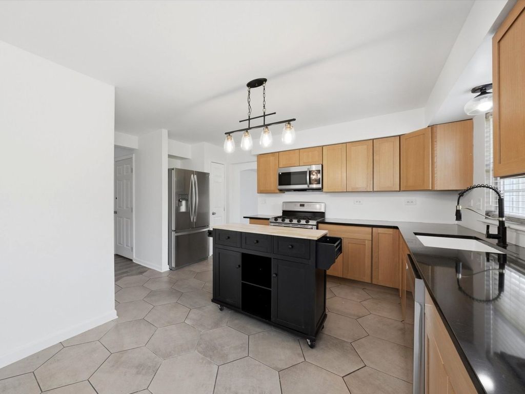 Image 20 of property listing at 225 Parkside Lane, Oswego, IL 60543