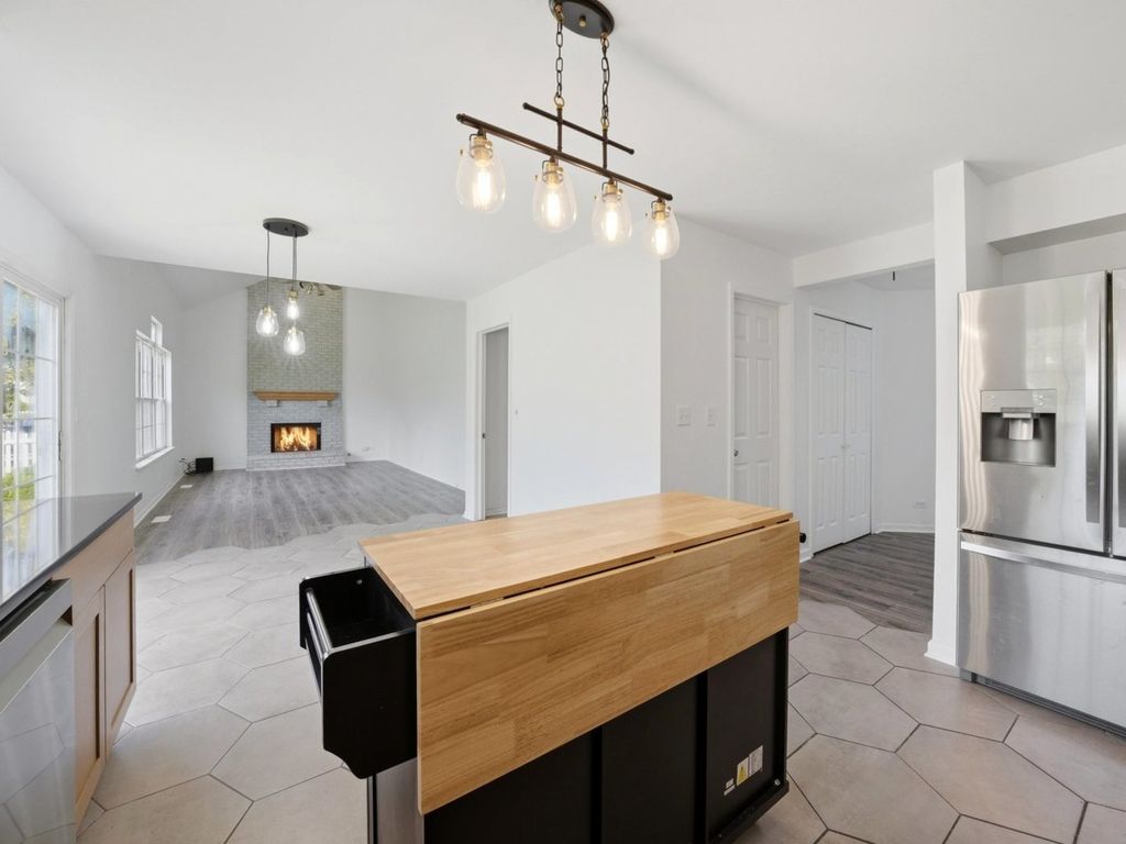 Image 21 of property listing at 225 Parkside Lane, Oswego, IL 60543