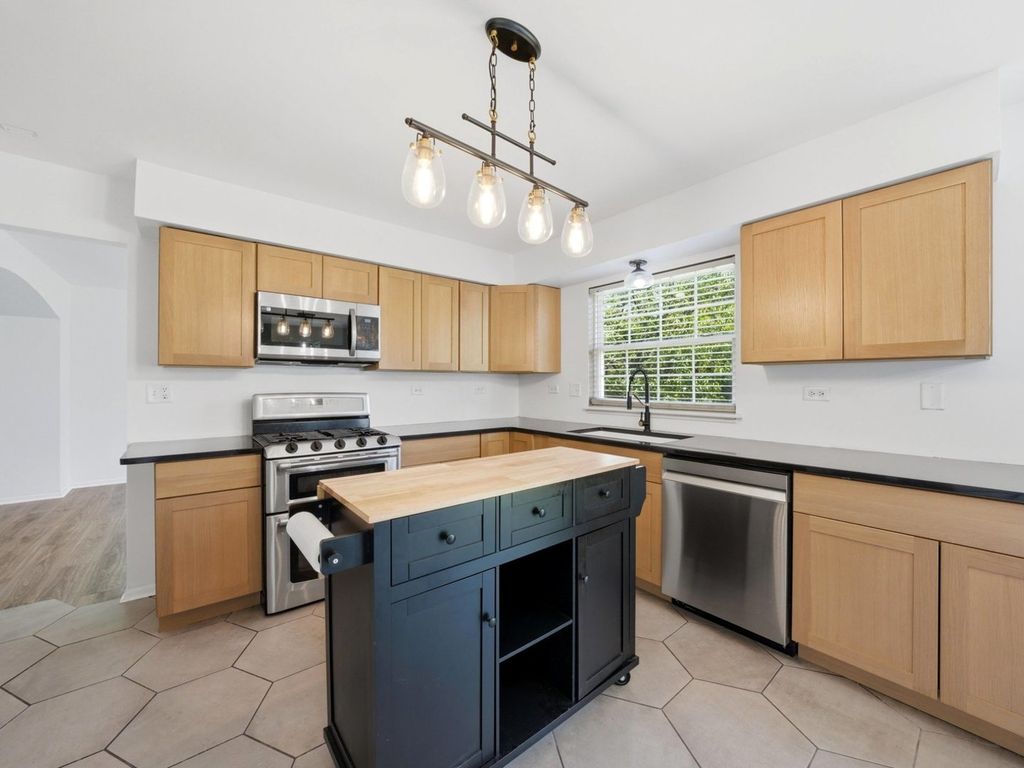 Image 22 of property listing at 225 Parkside Lane, Oswego, IL 60543