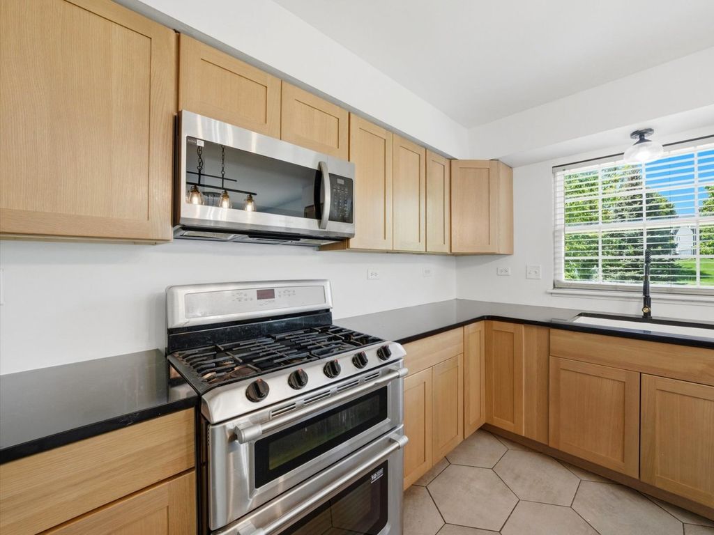 Image 23 of property listing at 225 Parkside Lane, Oswego, IL 60543