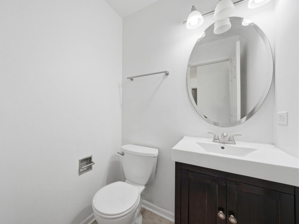 Image 24 of property listing at 225 Parkside Lane, Oswego, IL 60543