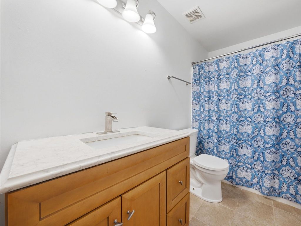 Image 25 of property listing at 225 Parkside Lane, Oswego, IL 60543