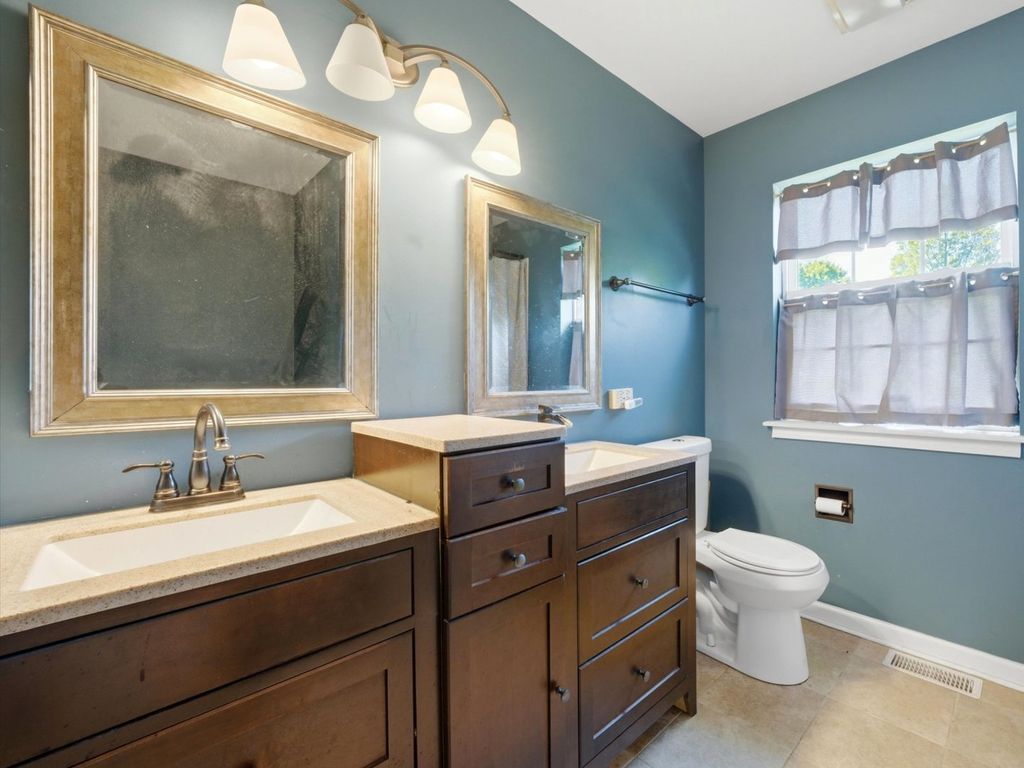 Image 26 of property listing at 225 Parkside Lane, Oswego, IL 60543