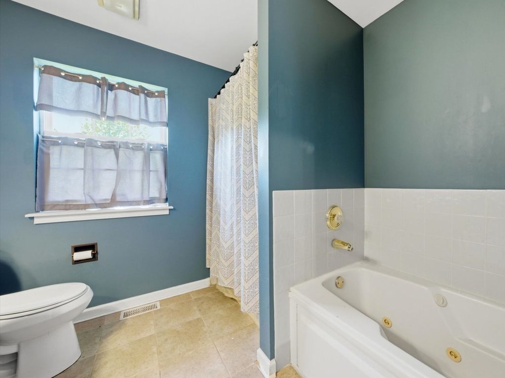 Image 27 of property listing at 225 Parkside Lane, Oswego, IL 60543